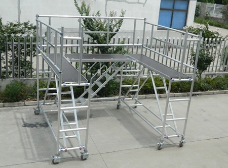 人比樓高,不是幻想是借助了鋁合金腳手架